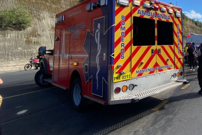 Imagen referencial de un accidente de tránsito. Los socorristas de los bomberos de Quito y agentes de la AMT han acudido a los lugares donde ocurrieron los siniestros.