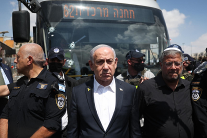 El Primer Ministro Benjamin Netanyahu visitó la zona del ataque.