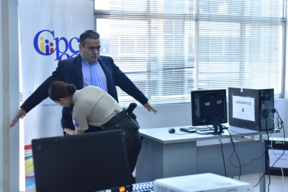 Los catedráticos fueros revisados por miembros de la Policía Nacional a su ingreso al CPCCS.