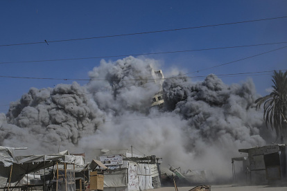 El edificio residencial al-Roya se derrumba tras un ataque aéreo israelí en el oeste de la ciudad de Gaza, el 8 de septiembre de 2025.