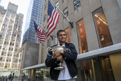 El tenista español Carlos Alcaraz, posa con el trofeo que lo acredita como campeón del Abierto de Estados Unidos 2025 este lunes, en el Rockefeller Center de Nueva York.