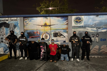 las autoridades desplegaron varios operativos policiales que permitieron localizar uno de los vehículos involucrados y detener a tres adultos y un adolescente.