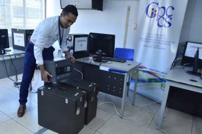 Los equipos fueron revisados antes de ponerlos a funcionar para los catedráticos.