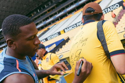 Pervis Estupiñán en la firma de autógrafos en el estadio Monumental.