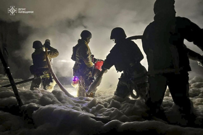 Rescatistas ucranianos trabajando para extinguir un incendio después de un ataque ruso en Kiev, Ucrania, el 8 de septiembre de 2025.