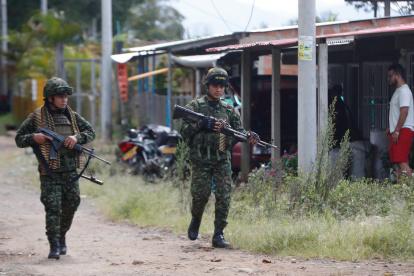 Militares que vigilan una zona rural donde operan disidentes de las FARC en el departamento de Cauca