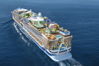 El Legend of the Seas flotó por primera vez en Finlandia y comenzará a operar en 2026 con capacidad para 7.600 pasajeros.