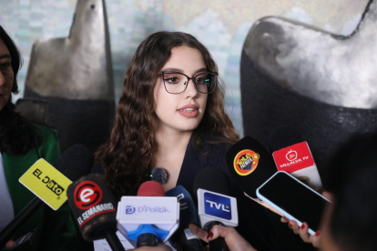 Organizaciones sociales de Cuenca recolectan firmas para pedir revocatoria de cuatro asambleístas, entre ellos de Camila León.