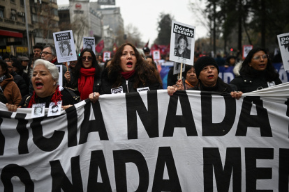 Manifestantes sostienen fotografías de personas desaparecidas para conmemorar el 52 aniversario del golpe militar de 1973 en Santiago, el 7 de septiembre de 2025.