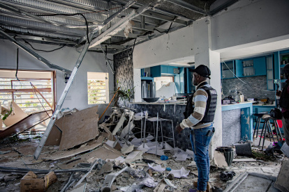 Policía de Haití recorriendo la residencia que había sido ocupada por "Didi", líder de una banda, y que fue atacada con drones en Puerto Príncipe (Haití).