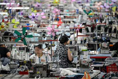 Trabajadores produciendo prendas en una fábrica textil de China, las que son económicas.