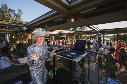 Madelein Mansson, de 81 años, también conocida como "DJ Gloria", actúa en Josefina, un bar y club de verano al aire libre en Estocolmo, Suecia.