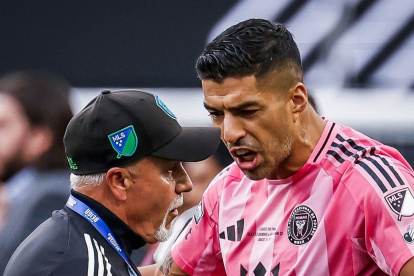Instantes antes que el futbolista uruguayo  Luis Suárez, delantero del Inter Miami, le escupa a un miembro del cuerpo técnico de los Seattle Sounders en la final de la Leagues Cup.