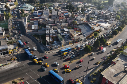 En la av. Mariscal Sucre y Rumihurco se forma una larga fila de vehículos en hora pico.