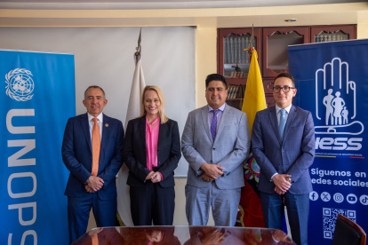 Francisco Abad, director del IESS, junto a Nick Gardner y otros delegados de UNOPS durante la reunión para definir la compra de 108 medicamentos