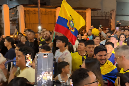 Hinchas gritan en contra del Técnico de la selección ecuatoriana.