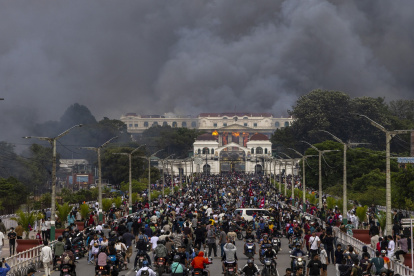 El fuego y el humo se elevan desde el palacio Singha Durbar, que alberga los edificios gubernamentales y del parlamento.