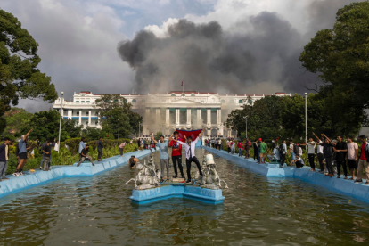 Manifestantes se congregan frente al palacio Singha Durbar, que alberga los edificios del gobierno y del parlamento.