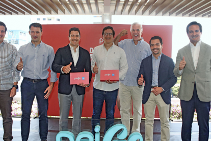 Arturo Serrano, Jorge Hurtado, Guillermo Lasso Alcívar, Santiago Lasso Alcívar, Ernesto Weisson, Alain Broos y Fernando Coronel, directivos de Banco Guayaquil.