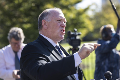El zar de la frontera de EE.UU., Tom Homan, al atender a la prensa, este martes 9 de septiembre, en Washington DC (EE.UU.).