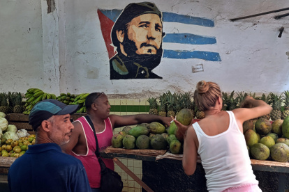 Un grupo de ciudadanos captado el pasado 6 de septiembre al comprar frutas en un mercado de La Habana (Cuba)