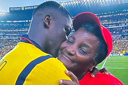 Carmen Corozo su hijo Moisés Caicedo y un abrazo que deja sin palabras a los hinchas en el mundo.