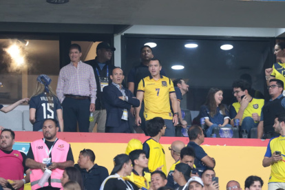 El presidente Daniel Noboa en una de las suites del estadio Monumental.