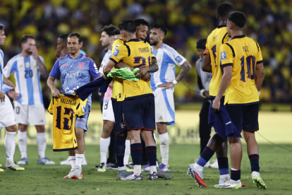 Jugadores de Ecuador celebran este martes, al finalizar un partido por las eliminatorias a la Copa Mundial 2026 entre Ecuador y Argentina en el Estadio Monumental Banco Pichincha en Guayaquil (Ecuador).