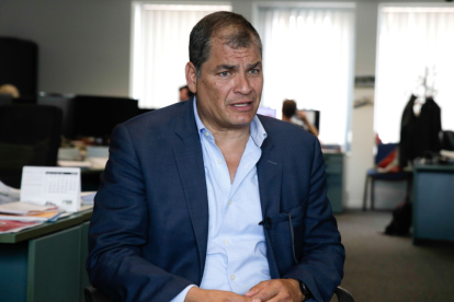 Correa calificó a Noboa como "cobarde" tras conocer la pregunta que lo excluiría de la promoción electoral.