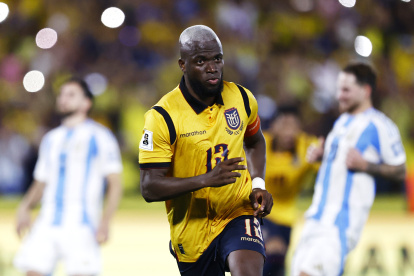 Enner Valencia de Ecuador celebra un gol en un partido por las eliminatorias a la Copa Mundial 2026 entre Ecuador y Argentina.