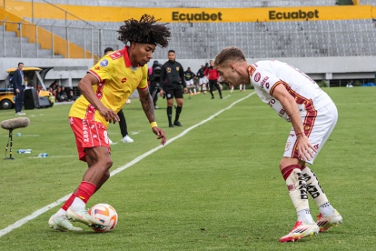 Aucas y Deportivo Cuenca se enfrentan en el estadio Gonzalo Pozo Ripalda.