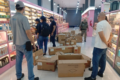 Personal del SRI decomisa mercadería irregular en cinco ciudades del país.