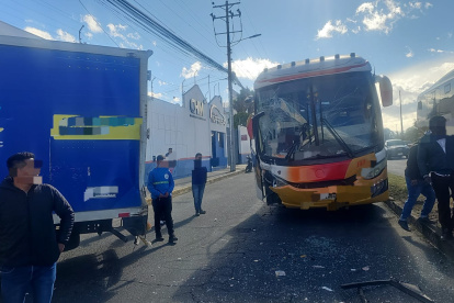 Colisión múltiple en la Panamericana Norte, sector Calderón, movilizó a Bomberos y la AMT en Quito.