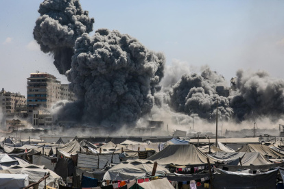 El humo se eleva en la Torre Harmony luego de un ataque aéreo israelí en el oeste de la ciudad de Gaza, Franja de Gaza, el 10 de septiembre de 2025.
