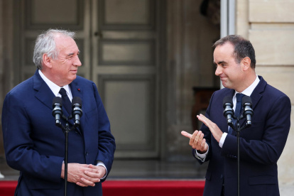 El nuevo primer ministro francés, Sebastien Lecornu (derecha), junto a su antecesor, Francois Bayrou.