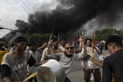 Manifestantes nepalíes frente al palacio Singha Durbar durante las violentas manifestaciones en Kathmandú, el 9 de septiembre de 2025.
