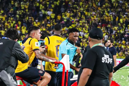 Kendry Páez y el triciclo de los helado en el festejo en el estadio Monumental.