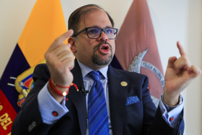 Fotografía de archivo del ministro del Interior de Ecuador, John Reimberg, durante una entrevista con EFE, en Quito (Ecuador).