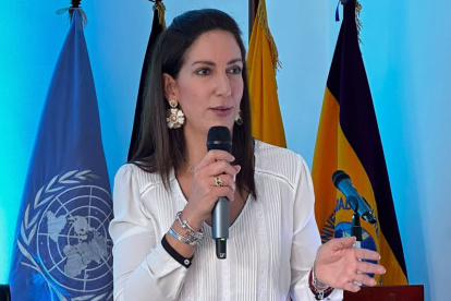 El Ministerio de Educación, liderado por Alegría Crespo, asegura estabilidad laboral y acceso a recursos frente a críticas de la UNE