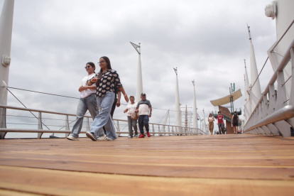 La Fundación Malecón 2000 invirtió $ 53.500 en el mantenimiento correctivo del puente peatonal del Yacht Club, ubicado en el Malecón 2000.