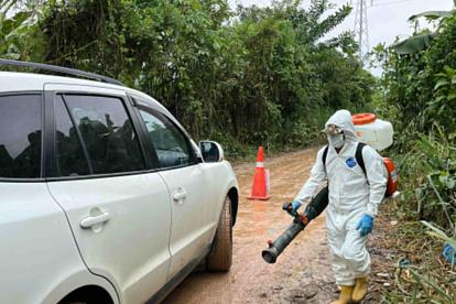 Un trabajador de Agrocalidad desinfecta las llantas de un carro que estuvo en el sector El Quemado, donde se investiga un posible caso de R4T.