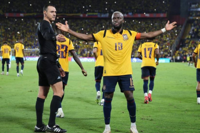 Enner Valencia celebra el gol de Ecuador ante Argentina en el Monumental.