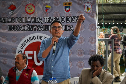 Ministerio de Educación y UNE mantienen posturas opuestas sobre estabilidad laboral y despidos docentes