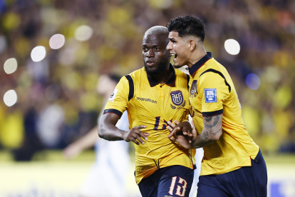Enner Valencia (i) y Piero Hincapié de Ecuador celebran un gol en un partido por las eliminatorias a la Copa Mundial 2026 ante Argentina en el Estadio Monumental .