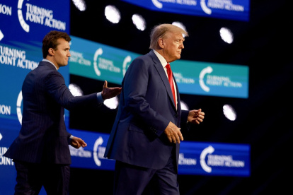 Donald Trump sube al escenario tras ser presentado por Charlie Kirk (izq.) en la conferencia Turning Point Action, el 15 de julio de 2023 en West Palm Beach, Florida.
