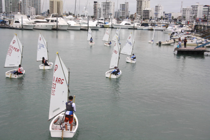 Los veleristas internacionales hacen base desde el Salinas Yacht Club.