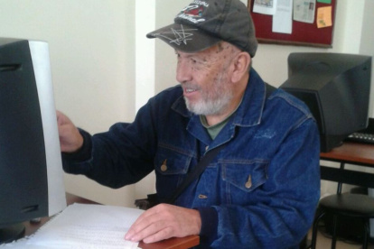 Estudiantes mayores de 18 años reciben clases en el Bachillerato Acelerado del Municipio de Quito.