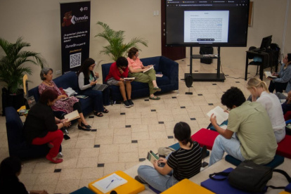 La iniciativa promueve un espacio de diálogo íntimo donde estudiantes, egresados y profesionales comparten lecturas y reflexiones sobre la ciudad y la vida.