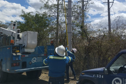 Personal operativo de la Empresa Eléctrica Quito trabajó para restablecer el servicio.