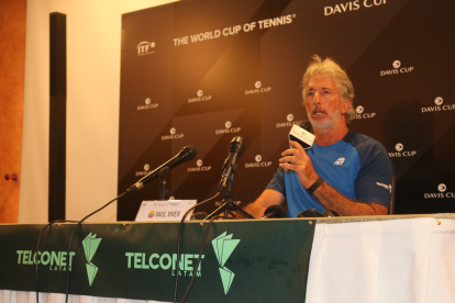 El capitán del equipo Copa Davis de Ecuador, Raúl Viver, durante la rueda de prensa oficial previa.